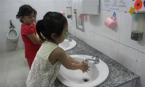  Kids at Ward 1 Kindergarten in HCM City wash their hands. (Photo: VNA)