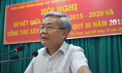 Đồng chí Trần Long Thôn, Trưởng Ban Dân vận Tỉnh uỷ phát biểu tại hội nghị