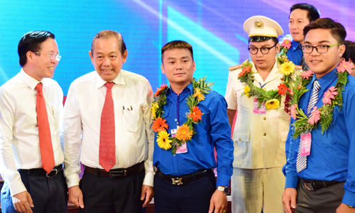 Nguyễn Thành Đạt (bìa phải) trong Đại hội Thanh niên tiên tiến làm theo lời Bác toàn quốc lần thứ V-2018.