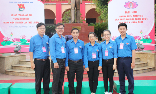  Nguyễn Thành Đạt (bìa phải) trong Đại hội Thanh niên tiên tiến làm theo lời Bác toàn quốc lần thứ V-2018.