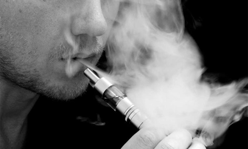 Hầu hết thuốc lá điện tử đều có một ống ngậm, hoặc hộp mực, một bộ làm nóng, pin sạc và mạch điện.