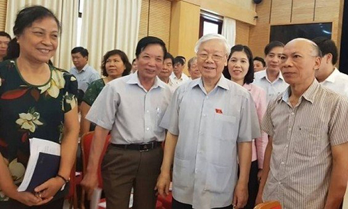 Party General Secretary Nguyen Phu Trong and voters in Hanoi (Photo: anninhthudo.vn)
