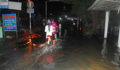 Tối 11-10, nước đã ngập sâu một số tuyến đường ở thị trấn Cái Bè.