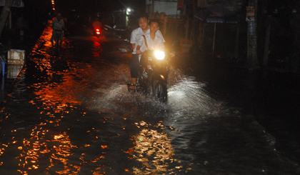 Nước ngập nặng ở một tuyến đường ven sông thuộc thị trấn Cái Bè.