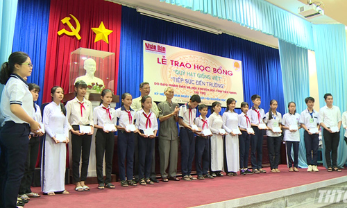 A the awarding schoolarship ceremony. Photo: thtg.vn