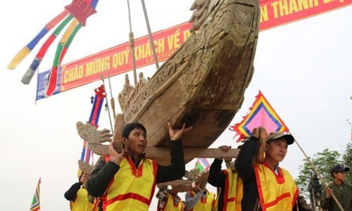  A boat procession during the Thanh Liet Temple Festival in the central province of Nghe An (Photo: baonghean.vn)