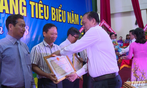 Deputy Chairman of the PPC Le Van Nghia gives certificate to outstanding entrepreneurs in 2018. Photo: thtg.vn