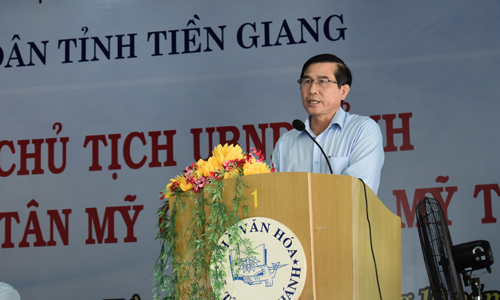 Chủ tịch UBND tỉnh Lê Văn Hưởng phát biểu tại buổi gặp gỡ nhân dân xã Tân Mỹ Chánh