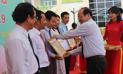 Đồng chí Trần Thanh Đức tặng Bằng khen của UBND tỉnh cho các tập thể của trường.