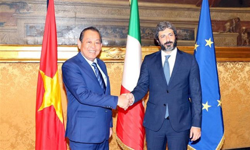 Deputy Prime Minister Truong Hoa Binh (L) meets with Italy’s Lower House Speaker Roberto Fico on October 18 (Photo: VNA)