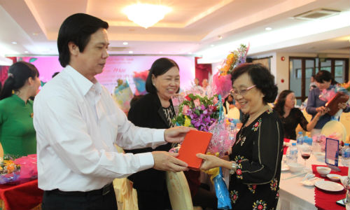 Đồng chí Nguyễn Văn Danh tặng hoa và quà cho cán bộ lãnh đạ