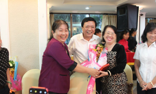 Đồng chí Nguyễn Văn Thắng, Ủy viên Ban Thường vụ, Trưởng ban Nội chính Tỉnh ủy chúc mừng các nữ đại biểu dự họp mặt. 