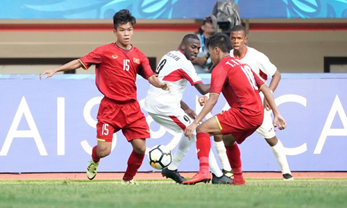 U19 Việt Nam (áo đỏ) thua ở trận ra quân U19 châu Á 2018.