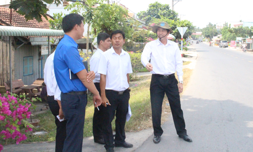 Đồng chí Lê Văn Hưởng khảo sát tình hình ATGT trên địa bàn huyện Chợ Gạo. 