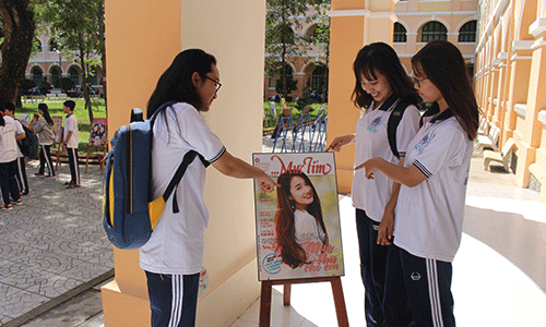 Các em học sinh tham quan phần trưng bày của Báo Mực tím. 