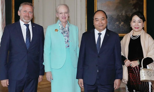 Prime Minister Nguyen Xuan Phuc and his wife pose for a photo with Danish Queen Margrethe II and Foreign Minister Anders Samuelsen (Photo: VGP)