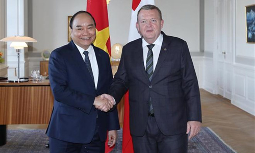 Prime Minister Nguyen Xuan Phuc shakes hands with Danish Prime Minister Lars Løkke Rasmussen when they meet in Copenhagen on October 20 (local time). (Photo: VNA)
