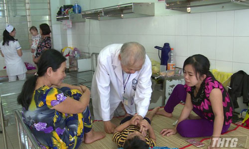 Doctor checks patient infected hand-foot-and mouth. Photo: thtg.vn