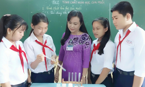 Cô Thuận hướng dẫn học sinh làm thí nghiệm.