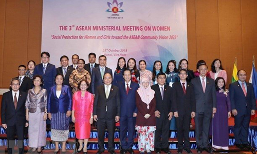 PM Nguyen Xuan Phuc (fifth from left, first row) poses with delegates at the AMMW-3. (Photo: VNA)