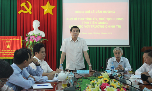 Đồng chí Lê Văn Hưởng phát biểu tại buổi làm việc. 