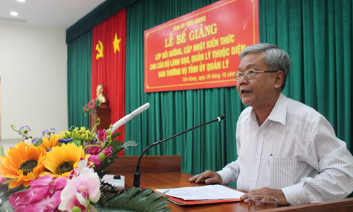  Đồng chí Trần Long Thôn phát biểu tại lễ bế giảng, 