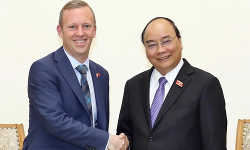 Prime Minister Nguyen Xuan Phuc (R) and UK Ambassador to Vietnam Gareth Ward (Photo: VNA)