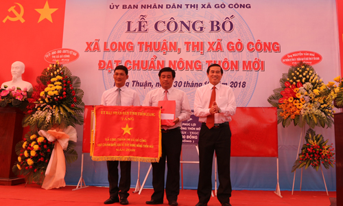 Chủ tịch UBND tỉnh tặng Cờ thi đua cho xã Long Thuận.