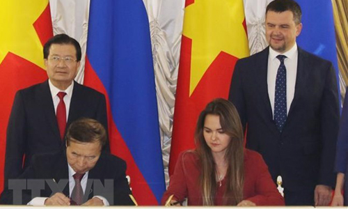 Deputy Prime Minister Trinh Dinh Dung and his Russian counterpart Maksim Akimov witness the signing of agreements between the two countries (Photo: VNA)