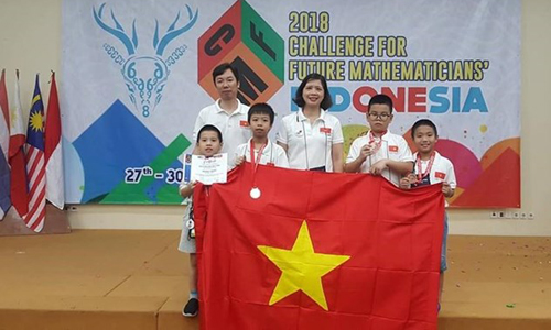 Young Vietnamese winners at the challenge (Photo: laodong.vn)