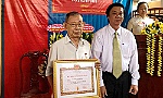 Trao Huy hiệu 70 năm tuổi Đảng cho đồng chí Huỳnh Văn Niềm