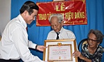 Trao Huy hiệu 70 năm tuổi Đảng cho hai đảng viên cao niên
