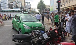 Taxi tông 5 xe máy đang dừng đèn đỏ, nhiều người thoát chết