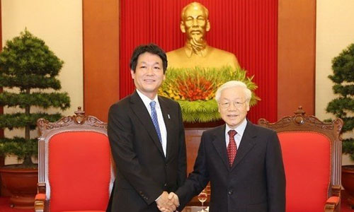 Party General Secretary and President Nguyen Phu Trong (R) receives the Japanese Prime Minister’s special envoy Kentaro Sonoura in Hanoi on November 5 (Photo: VNA)
