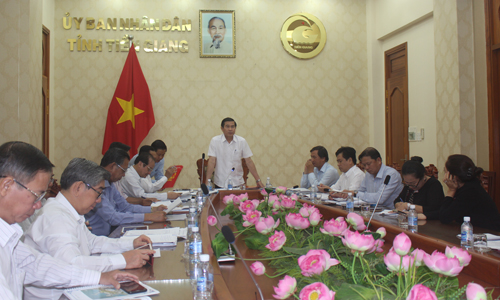 Chairman of the provincial People's Committee Le Van Huong speaks at the meeting.
