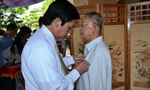 Đồng chí Nguyễn Văn Danh gắn Huy hiệu 70 năm tuổi Đảng cho đồng chí Huỳnh Văn Niềm