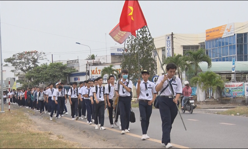 Học sinh Trường THPT Chợ Gạo và THPT Trần Văn Hoài tuần hành hưởng ứng Ngày Pháp luật Việt Nam.                                                                                                                                                    Ảnh: MINH TÂM