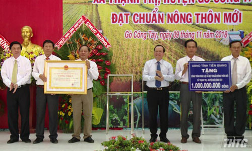 Member of Central Party Committee, Secretary of the Tien Giang provincial Party Committee Nguyen Van Danh award certificate, emulation flag to Hiep Duc Commune.