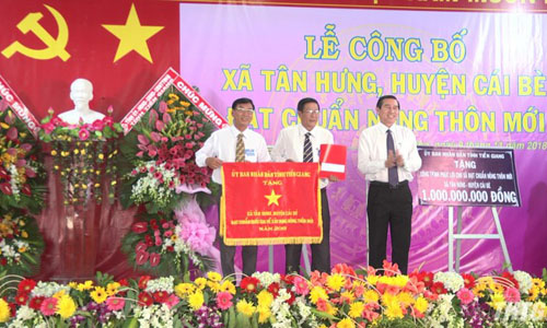 Deputy Secretary of the Provincial Party Committee, Chairman of the Provincial People's Committee Le Van Huong award certificate, emulation flag to Long Thuan commune.