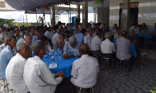 Đông đảo người dân xã Phú Mỹ  tại buổi gặp gỡ Chủ tịch UBND tỉnh