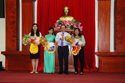 Phó Chủ tịch UBND tỉnh trao thưởng cho các đơn vị đạt thành tích cao nhất hội thi
