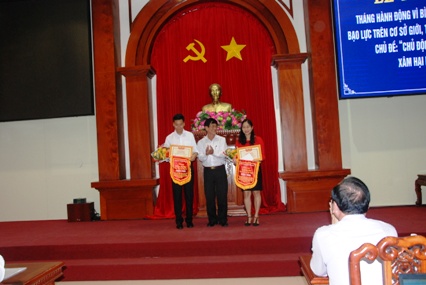 Giám đốc Sở LĐTB&XH Phạm Minh Trí trao thưởng cho các đơn vị đạt diểm cao tại các vòng thi