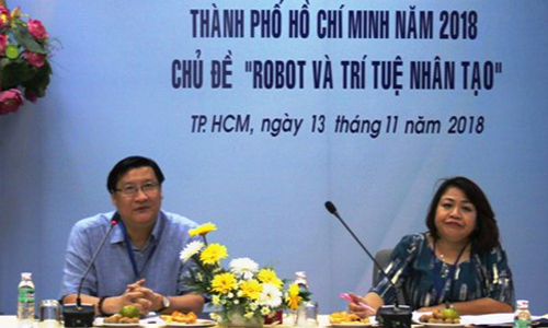 Le Hoai Quoc (L), head of the management board of the Saigon high-tech park, spoke at a press conference introducing the annual event held on November 13. (Photo: tapchicongthuong.vn)