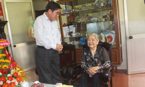 đoàn đã đến thăm và chúc mừng ngày 20-11 tại nhà Thăm và chúc sức khỏe mẹ Việt Nam Anh hùng, Phó Trưởng Phòng Mẫu giáo, Sở GD-ĐT Nguyễn Thanh Hồng.
