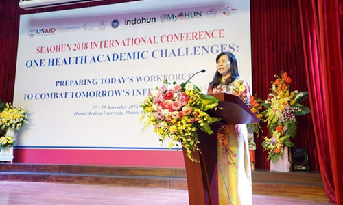 Le Thi Huong, Dean from the Preventive Medicine and Public Health School, speaks at the conference in Hanoi on November 13 (Photo: VNA)