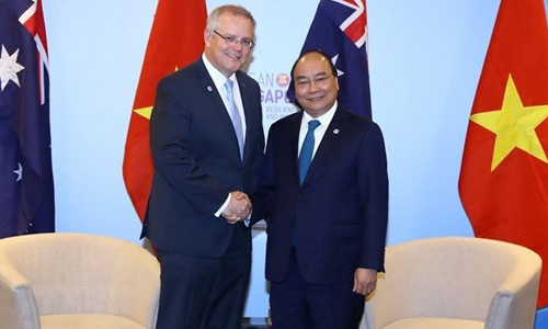Prime Minister Nguyen Xuan Phuc (R) and his Australian counterpart Scott Morrison (Source: VNA) D