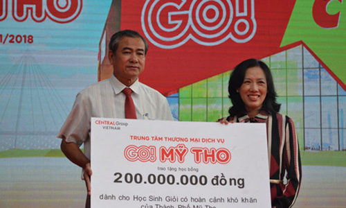 Representative of GO! My Tho Trade Services Center (right) awarded VND 200 million VND to disadvantaged students of My Tho city.