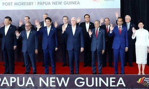 PM Nguyen Xuan Phuc (back row, second, right) and other APEC leaders (Photo: VNA)