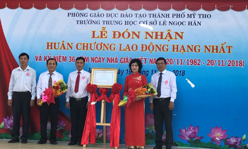  Trường THCS Lê Ngọc Hân đón nhận Huân chương Lao động hạng Nhất. 