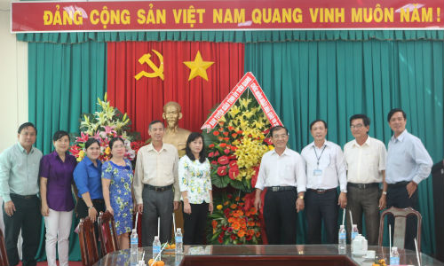 Chau Thi My Phuong visited and congratulated Vietnam Teachers' Day at Tien Giang Medical College.